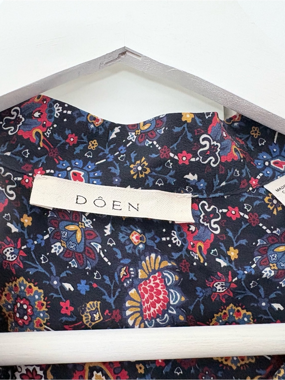 DÔEN Josseline top in Midnight Riviera Medallion. 100% silk. Size S - Picture 4 of 6